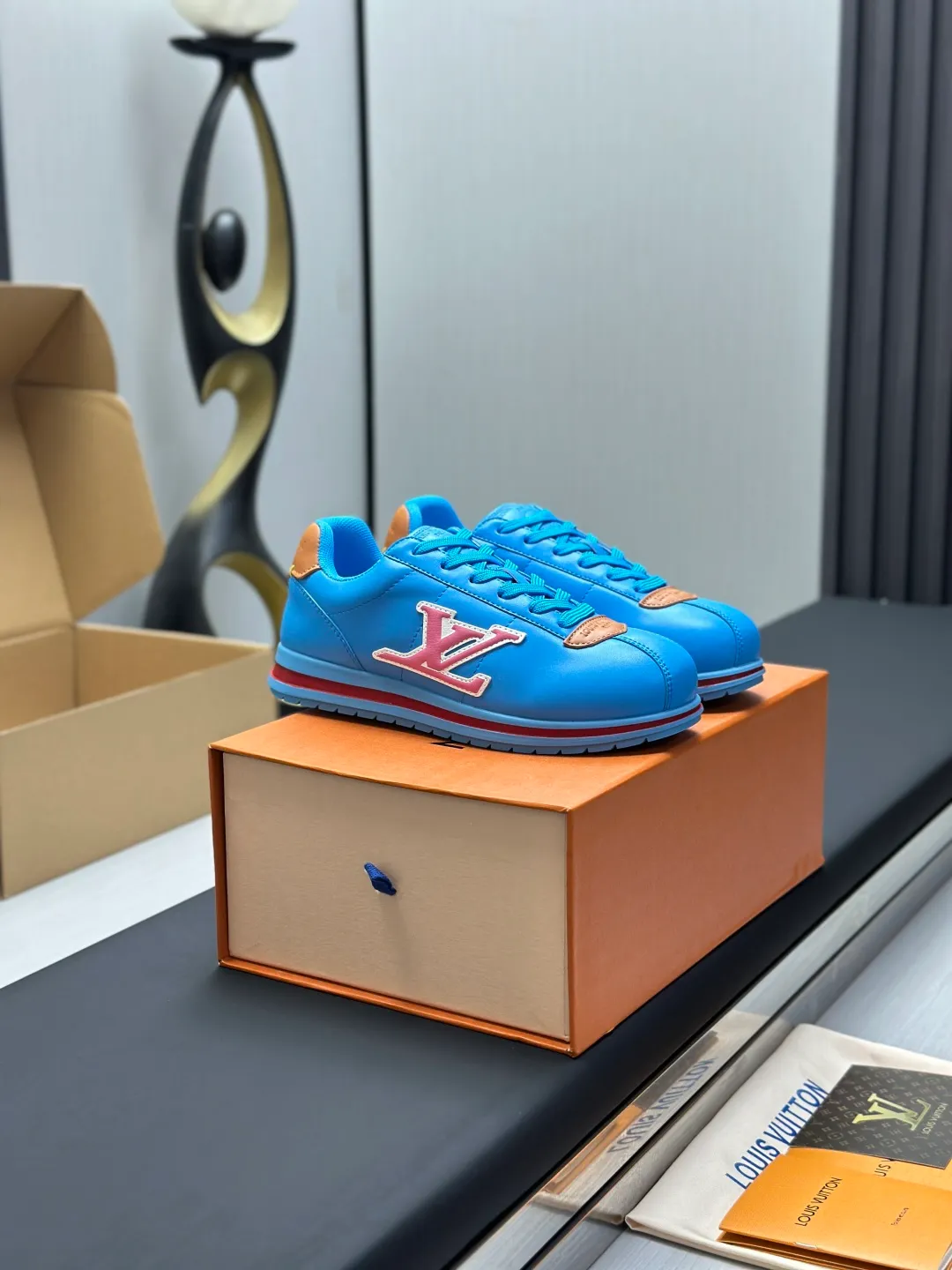 👟👟Ex-factory price 680👟👟 Full set of packaging with airplane box💰Top version LV-Louis Vuitton-classic catwalk new style 1:1 development replica of the original version! ! The upper foot is very comfortable. It is made of luxurious materials and fine workmanship. The midsole is printed with English letters "Made in Europe". The upper is made of calfskin imported from Italy. The side is decorated with the brand's LOGO and signature. The latest latex foot pads and mesh lining make the foot feel super comfortable. The original two-color TPU combination outsole is specially provided by the original factory. Bag technology Goodyear stitched edges Fabric: Exclusive customized first-layer cowhide Accessories: Exclusive private model Vuitton logo, lining: Customized silk mesh lining - first-layer silk cowhide lining Outsole: TPU combination outsole wear-resistant, non-slip and anti-yellowing Foot pads: new latex pads-mesh sweat-absorbent Counter technology: fully computerized sewing machine wire drawing Toe box back cover Hot and cold shaping Full set of pull-top lasts with medium and low logo patterns Special counter packaging - shoelaces, certificate, card, instructions, certificate of quality, dust bag, the most complete packaging on the entire network, women's 35-40 men's 38-46 (38/46 customized, non-refundable! GD9916